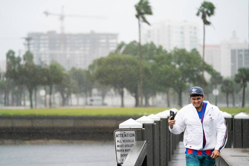 El puente permanecerá cerrado hasta que pase la tormenta y disminuyan las inclemencias del tiempo, según el comunicado de prensa.