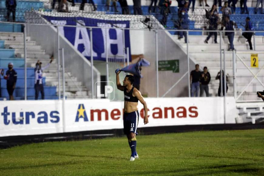 Ángel Tejeda se quitó la camiseta para celebrar su gol con los aficionados de Motagua.