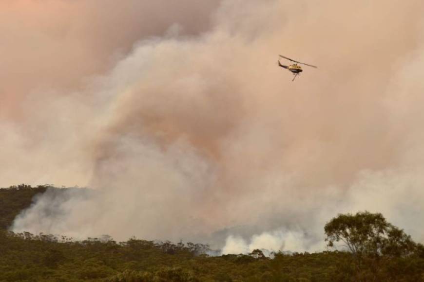 Impactantes imágenes muestran los enormes incendios que ya arrasaron 3 millones de hectáreas en todo Australia.