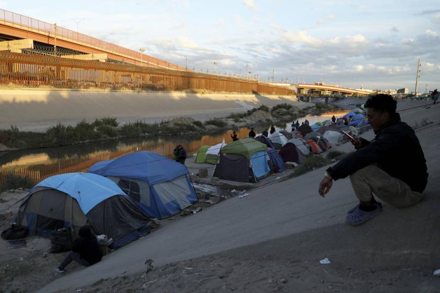 Ante esta situación, el presidente municipal de la mexicana Ciudad Juárez, Cruz Pérez Cuellar, pidió a los indocumentados que dejen el campamento y se resguarden en los albergues, ya que continúa la onda gélida en la región y les genera un riesgo a la salud.