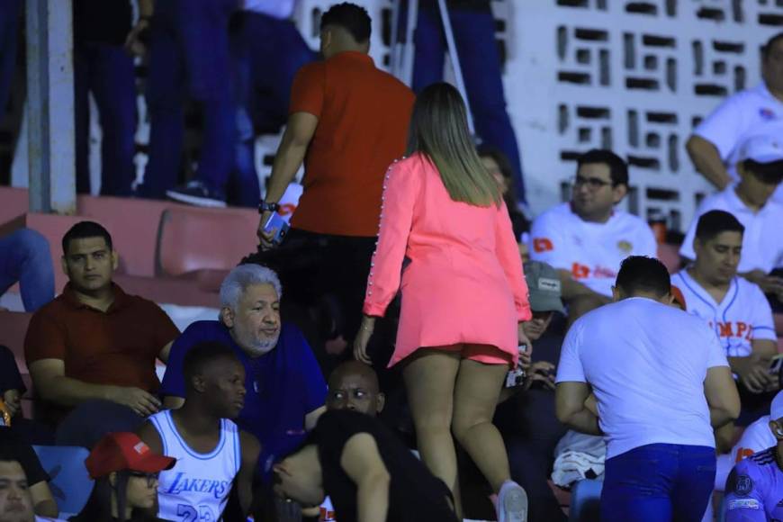 La bella periodista deportiva de Todo Deportes TV robó miradas en el estadio Ceibeño.