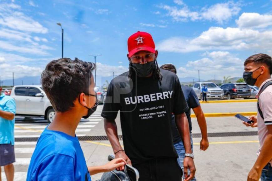 Alberth Elis recibió el cariño de sus seguidores y un pequeño lo sorprendió antes de abordar el avión.