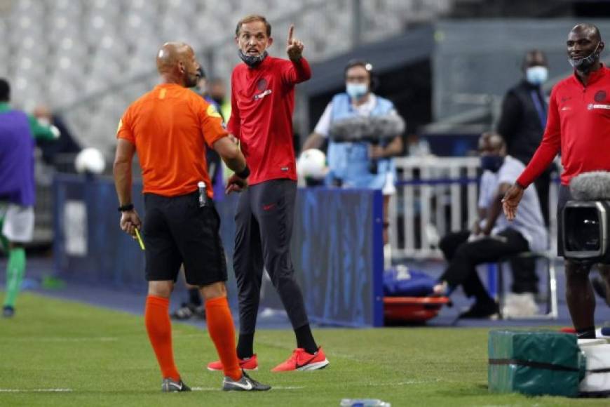 Thomas Tuchel, entrenador del PSG, reclamando tras la violenta falta que sufrió Mbappé.
