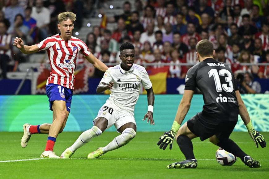 El disparo de Vinicius ante Jan Oblak, el balón dio en el poste y le quedó a Fede Valverde para marcar el 0-2 del Real Madrid.