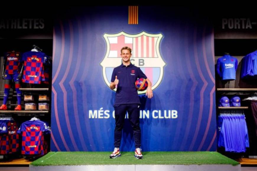 Frenkie de Jong ya está en Barcelona para ser presentado el viernes como nuevo jugador azulgrana. Antes de su presentación, el centrocampista holandés ha dejado un mensaje en español: 'Ya estoy aquí, forza Barça', dijo.