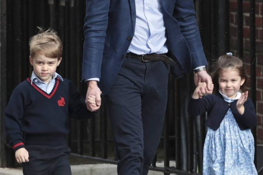 Princess Charlotte of Cambridge (R) waves at the media as she is led in with her brother Prince George of Cambridge (L) by their father Britain's Prince William, Duke of Cambridge, (C) at the Lindo Wing of St Mary's Hospital in central London, on April 23, 2018, to visit Catherine, Duchess of Cambridge, and their new-born brother, the Duke and Duchesses third child. <br/>Kate, the wife of Britain's Prince William, has given birth to a baby son, Kensington Palace announced Monday. 'Her Royal Highness The Duchess of Cambridge was safely delivered of a son at 11:01 (1001 GMT),' the palace said in a statement. The baby boy weighs eight pounds and seven ounces (3.8 kilogrammes).<br/> / AFP PHOTO / Daniel LEAL-OLIVAS