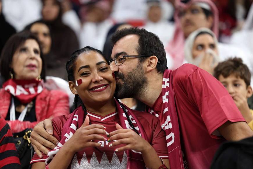 Esta pareja qatarí disfrutó de su amor y del partido inaugural del Mundial-2022.