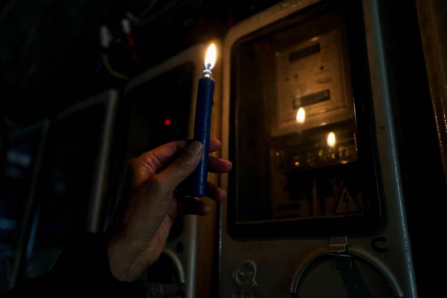  Un ciudadano ecuatoriano revisa un medidor de luz en Quito.
