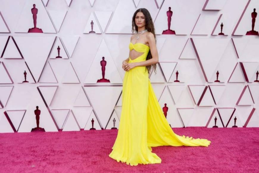 Zendaya se atrevió con un diseño amarillo flúor de Valentino y extraordinaria gargantilla de brillantes.