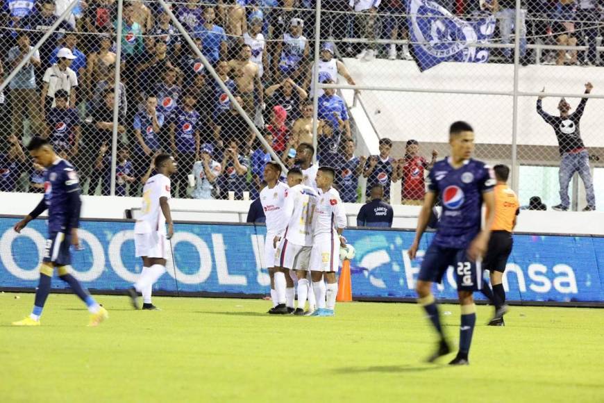 Aficionados del Motagua observando la celebración de los jugadores del Olimpia tras el gol de Yustin Arboleda.