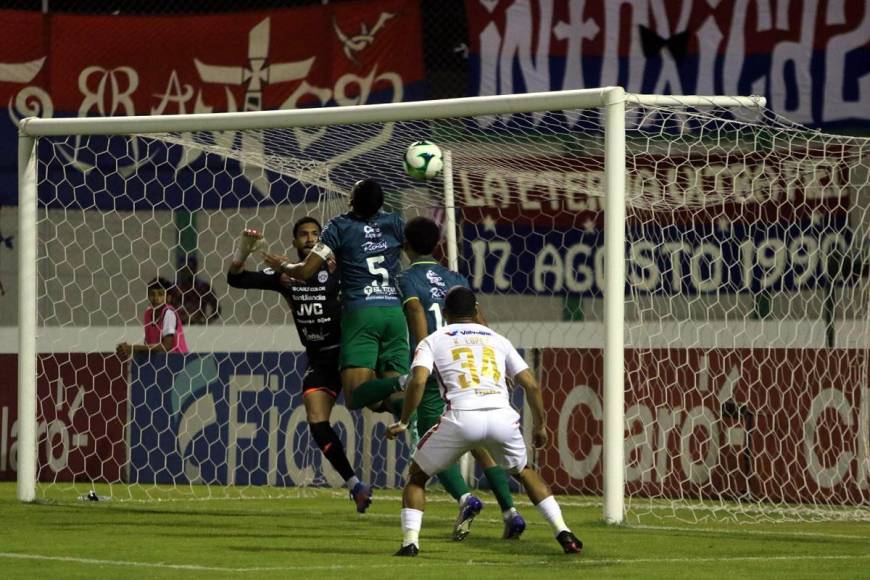 El Olimpia no pudo pasar del empate 0-0 contra el Marathón que contó con una gran actuación del portero panameño César Samudio en su debut en la Liga Nacional.