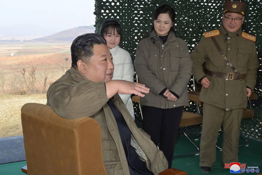 <b>Kim</b> posó en fotos junto su esposa y su hija, en lo que constituye la primera referencia en los medios estatales a sus hijos. 