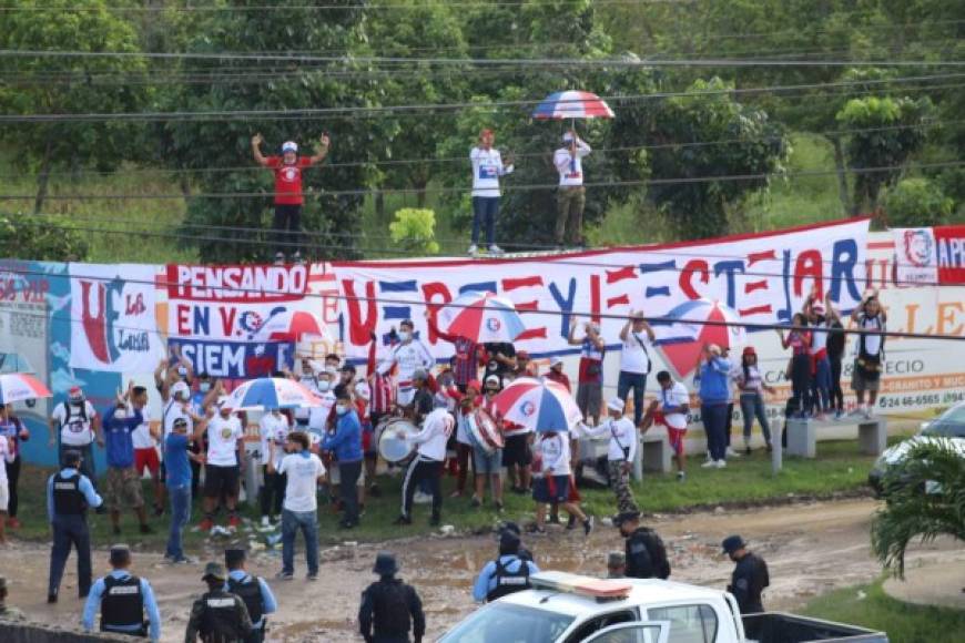 La barra Ultra Fiel se hizo presente en las afueras del estadio de Tocoa para apoyar al Olimpia. Foto Edgar Witty