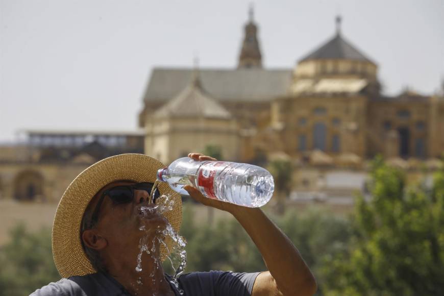 La presente ola de calor ya causó víctimas en España, donde se espera este lunes la última jornada con hasta 42 ºC en regiones del norte como el País Vasco y Navarra, según la agencia de meteorología Aemet.