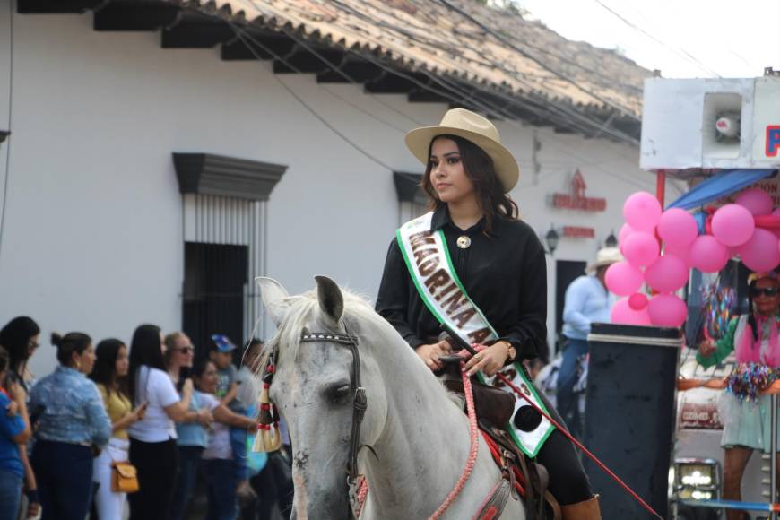 La madrina del AGAC encabezó el desfile que marcó desde hoy, el inicio la feria en campo ganadero de Santa Rosa de Copán, donde se realizarán conciertos, rodeo internacional, feria artesanal, entre otras actividades.