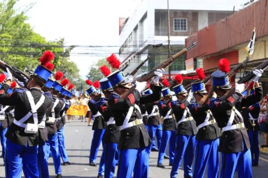 Miembros de la Academia Nacional de Policía (Anapo) en el desfile sampedrano.