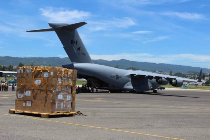 El CC-177 Globemaster III luce imponente en la pista de la base aérea Hernán Acosta Mejía en Tegucigalpa.