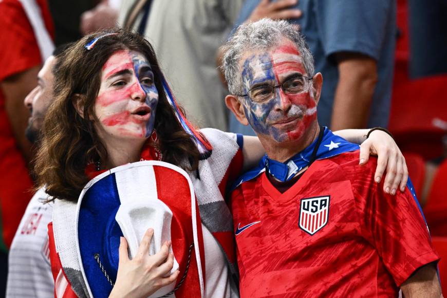 Aficionados de Estados Unidos en la espera del ecuentro ante Gales.