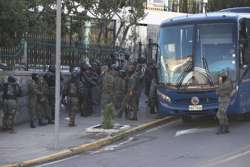 Tensión en Ecuador: Militares y policías cercan el Congreso por orden de Lasso