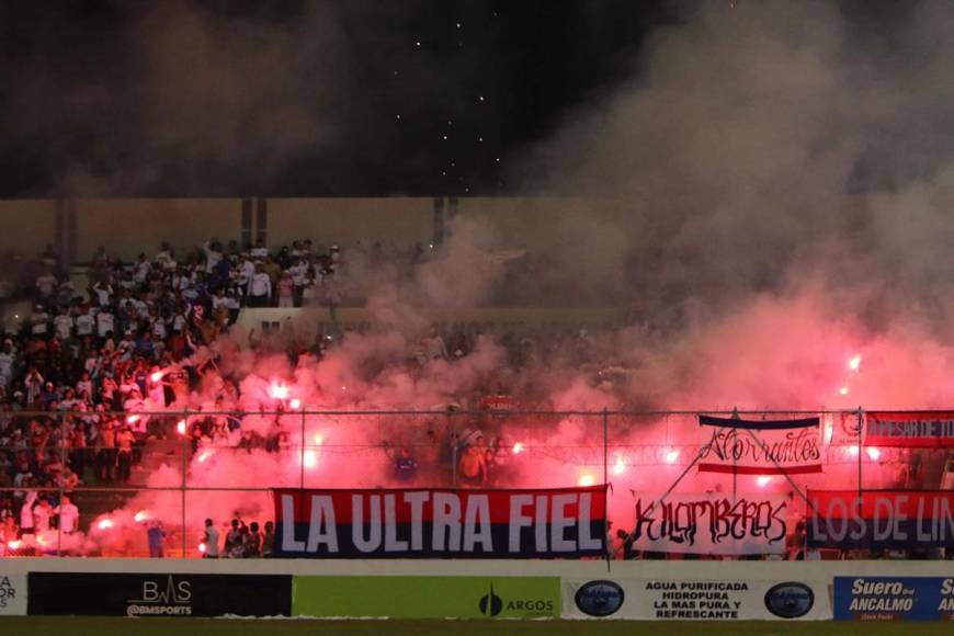La Ultra Fiel hizo su show de fuegos artificiales y bengalas en el estadio Carlos Miranda.