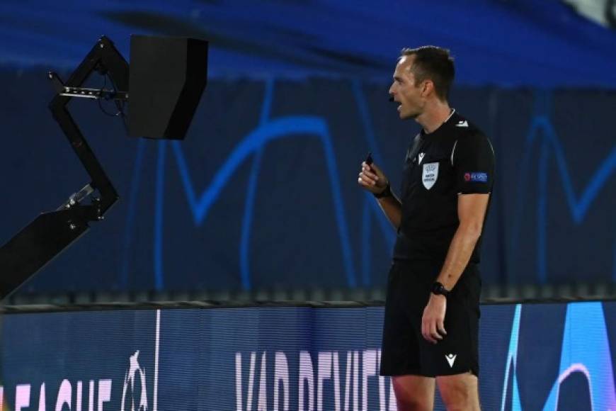 El árbitro serbio Srdjan Jovanovic revisando la jugada del gol anulado al Real Madrid sobre el final del partido.