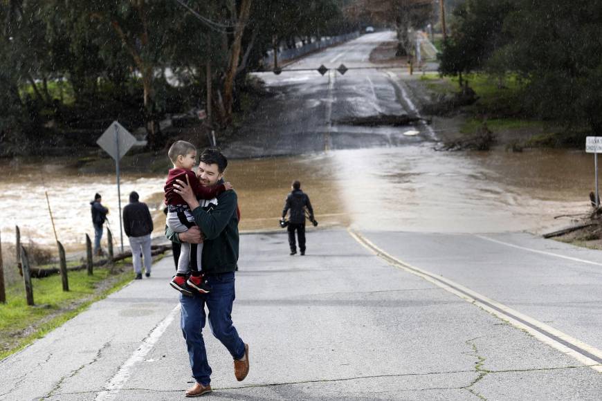 Anegada por las inundaciones, California se prepara para el impacto de ciclón