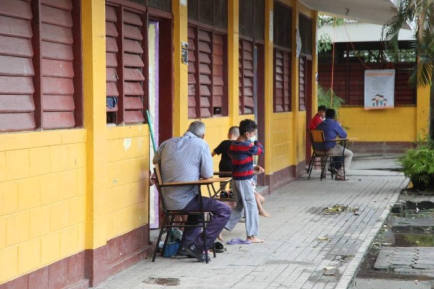 Gran cantidad de adultos mayores están viviendo en los albergues, donde las medidas de bioseguridad ante el covid-19 no se cumplen.