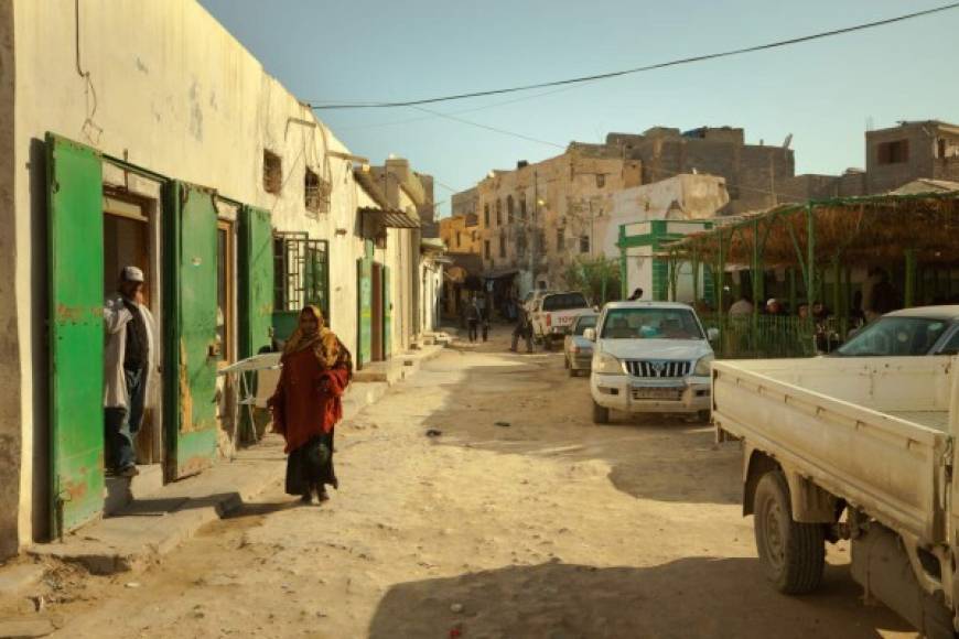 Trípoli, capital y ciudad más poblada de Libia, ocupa el puesto #4. Enfrentamientos entre las fuerzas del gobierno libio y el ejército oriental dejan constantemente personas muertas y heridas en la ciudad.