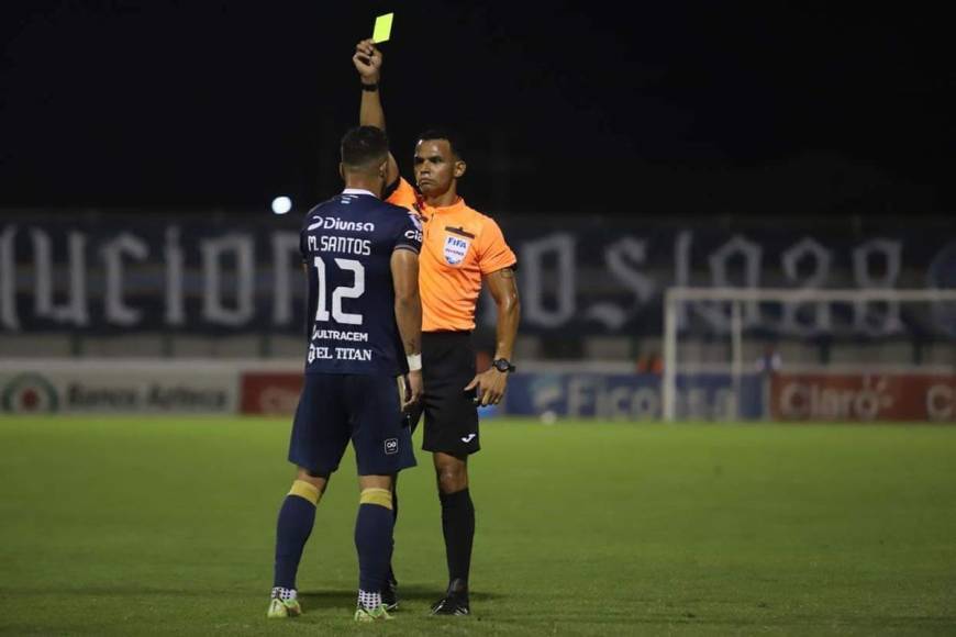El árbitro Nelson Salgado le muestra tarjeta amarilla a Raúl Marcelo Santos.