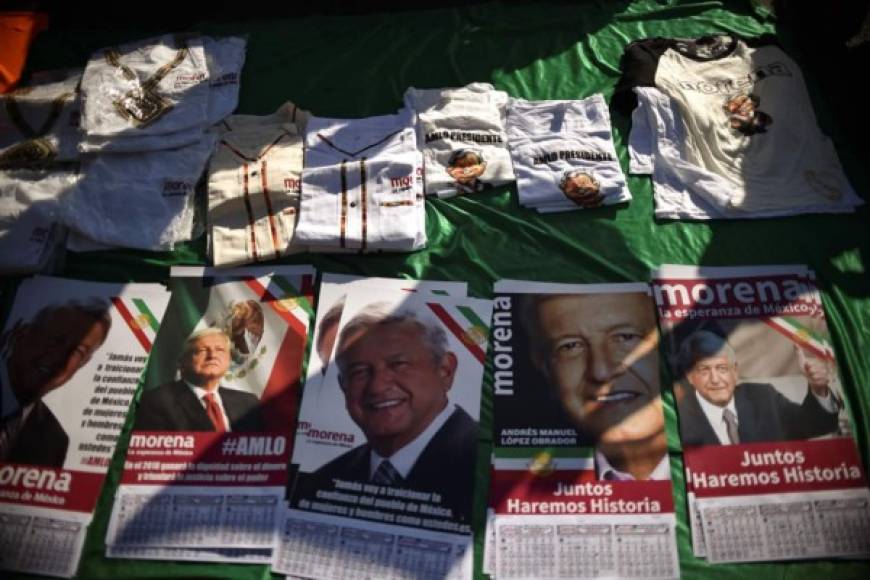 Vista del merchandising del presidente electo de México, Andrés Manuel López Obrador, a la venta antes del inicio de la ceremonia de inauguración, en la plaza del Zócalo.