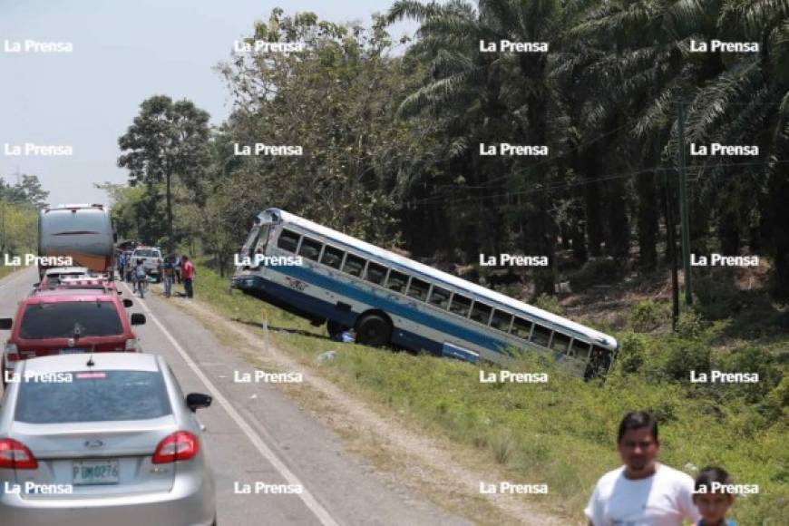 El accidente fue protagonizado entre un carro tipo turismo y un autobús en la carretera que conduce hacia el norte del país.