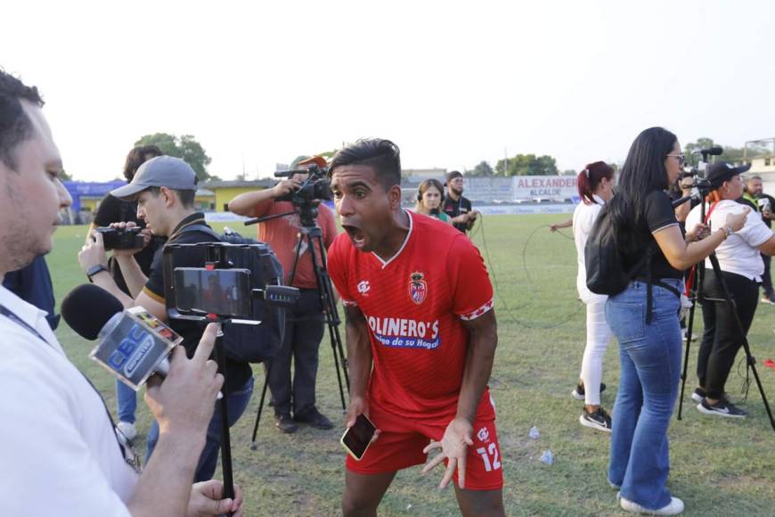 La euforia de Álvaro Torres tras el final del partido.