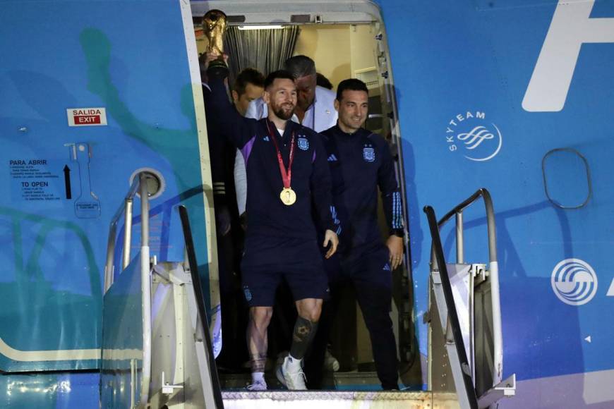 Al ritmo del popular “Muchachos”, el himno oficioso de Argentina en el Mundial, cantado en la misma pista por el grupo “La Mosca Tse tse”, Messi salió del avión levantando el trofeo junto al técnico Lionel Scaloni.