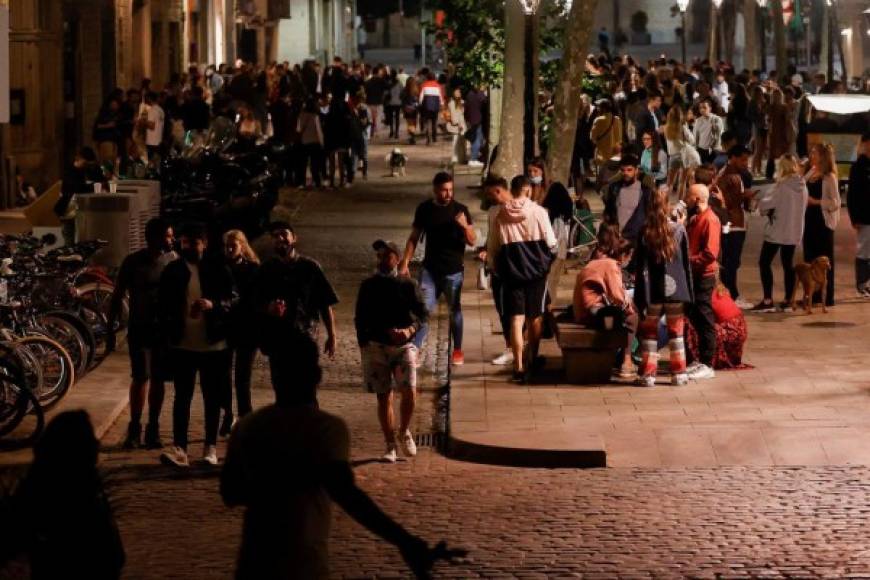 'La libertad no consiste en hacer botellones (reuniones de jóvenes para beber alcohol al aire libre)', advirtió el alcalde de Madrid, José Luis Martínez Almeida, del Partido Popular (PP, derecha).