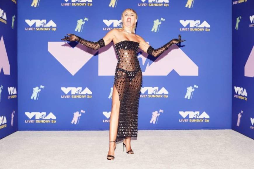 Miley Cyrus, fiel a su polémico estilo en la red carpet de los VMAs 2020.