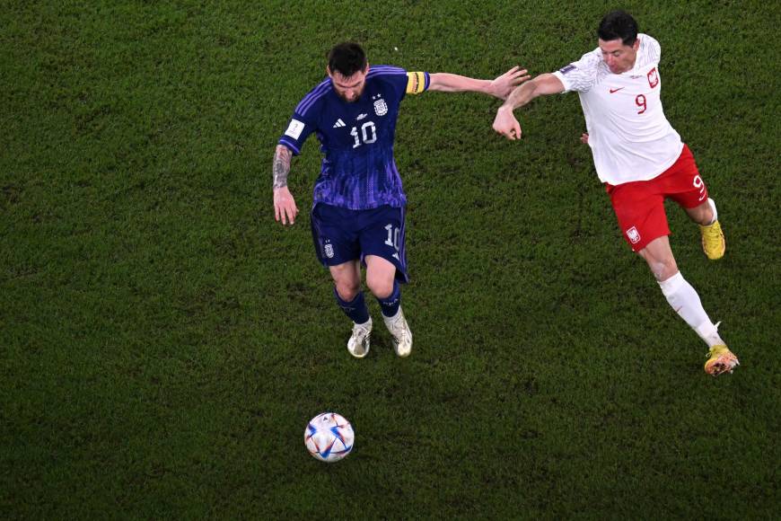 Lewandowski no perdía de vista el balón ante las gambetas de Messi por mantenerlo en su posesión. 