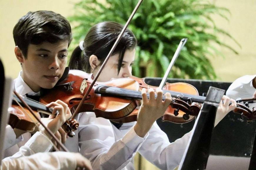 Acerca de su trayectoria, contó que dio sus primeros pasos en la escuela de música Victoriano López, motivado por sus padres y al poco tiempo terminó enamorándose del violín.