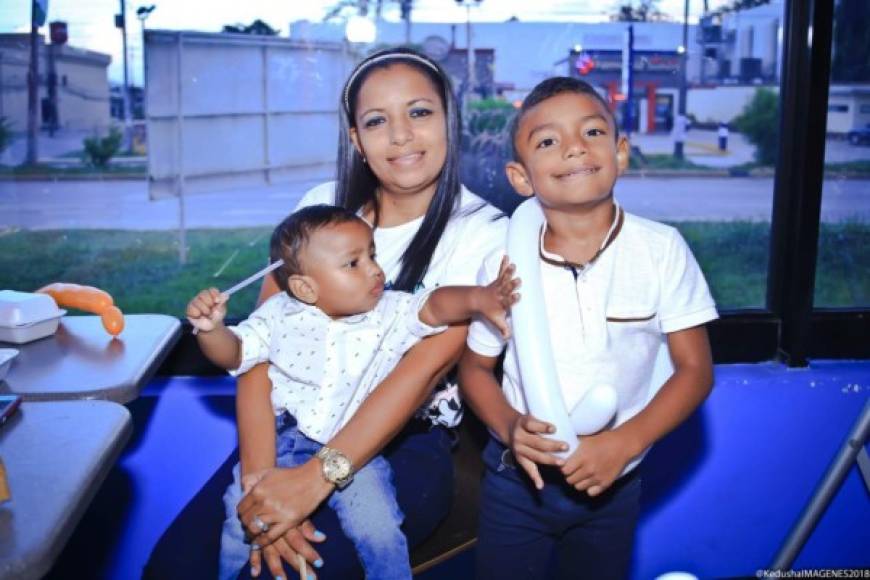 Estos príncipes que posan en la foto, con su mamá, son Enoc Nathanel Cuba (1) y Josué Caleb Cubas (7).