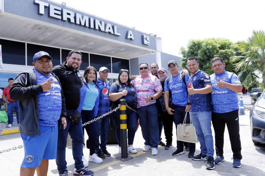 Un grupo de aficionados del Motagua llegó al aeropuerto Ramón Villeda Morales de San Pedro Sula para recibir al equipo luego de su gran hazaña en México.