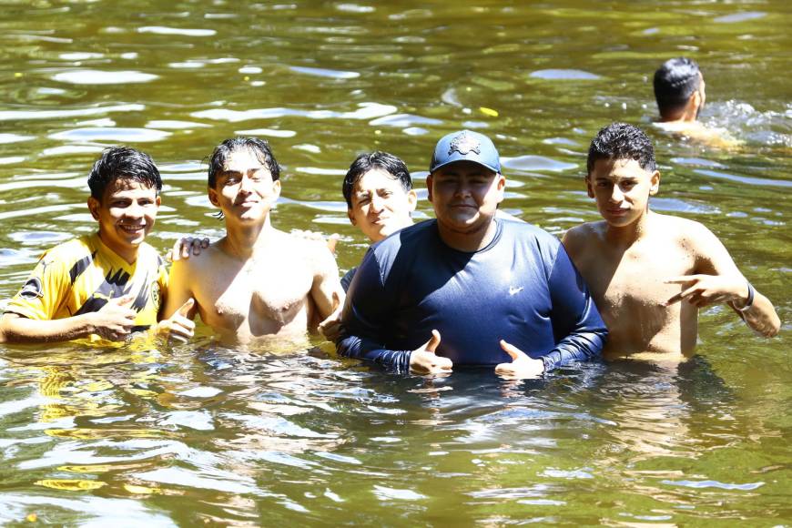 Un grupo de jóvenes residentes del barrio Cabañas llegaron desde muy temprano al balneario Bella Vista, el cual está ubicado en la aldea El Zapotal. 