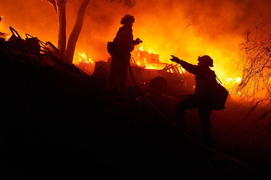 Otras dos personas fallecieron en otro violento incendio en el sur de California desatado el lunes, que obligó a cientos de residentes a huir en medio de una severa ola de calor que ha envuelto la región.