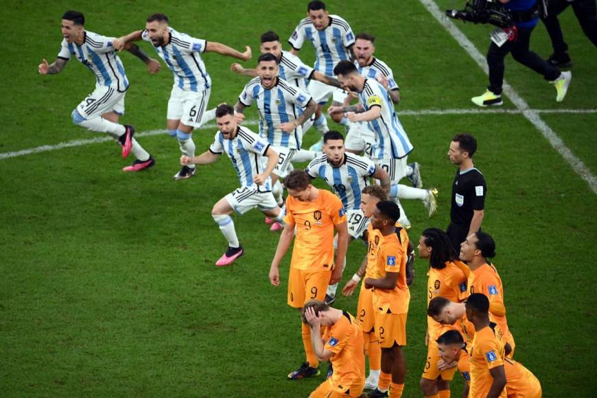 Tras ganar en penales, los jugadores argentinos salieron corriendo a celebrar la clasificación a semifinales del Mundial de Qatar 2022.
