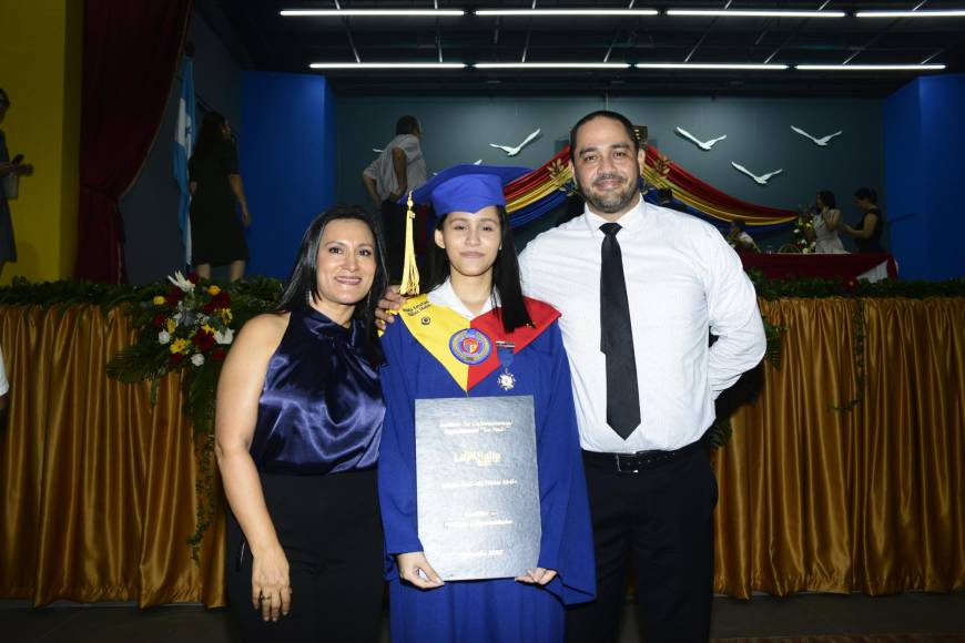 Isabel Mejía, Isabella Nuñez y Eduardo Nuñez