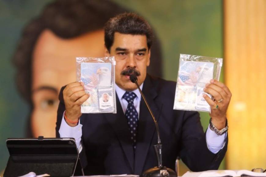 Ambos estuvieron en Irak. Maduro mostró sus pasaportes y carnets de Silvercorp. En videos divulgados por el gobierno declararon que el objetivo era tomar un aeropuerto para sacar de Venezuela a Maduro y que Goudreau respondía a órdenes del presidente Trump.<br/><br/>En la imagen, Maduro muestra los pasaportes de ambos.