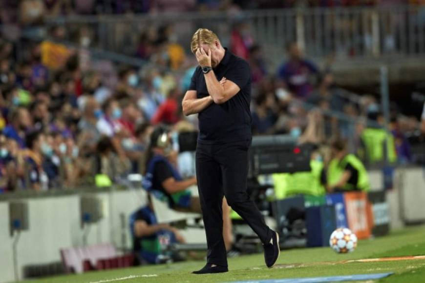 BARCELONA, 14/09/2021.- El entrenador neerlandés del FC Barcelona, Ronald Koeman, durante el partido de la fase de grupos de la Liga de Campeones que FC Barcelona y Bayern Múnich juegan este martes en el Camp Nou, en Barcelona. EFE/Alejandro García<br/>