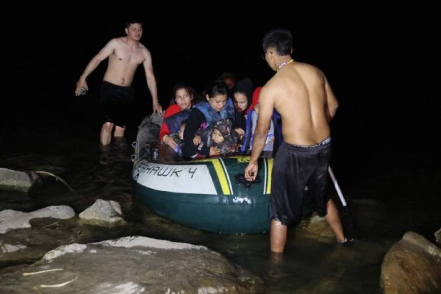 MISSION, TEXAS - MARCH 30: A group of migrants arrives in the U.S. after crossing the Rio Grande in a raft piloted by smugglers on March 30, 2021 in Roma, Texas. The group, made up of individuals from Honduras, turned themselves into the U.S. Border Patrol after crossing as they seek asylum in the United States. Joe Raedle/Getty Images/AFP (Photo by JOE RAEDLE / GETTY IMAGES NORTH AMERICA / Getty Images via AFP)