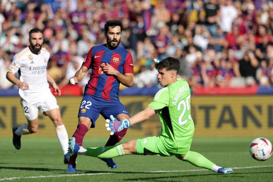 El mediocampista alemán İlkay Gündogan venciendo a Kepa Arrizabalaga para adelantar al Barcelona en el marcador 1-0 ante el Real Madrid.