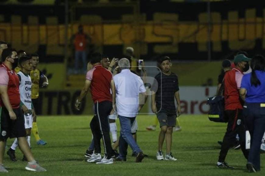 Manuel Keosseián, que volvía al fútbol hondureño tras tres años, en el momento que buscaba protegerse.