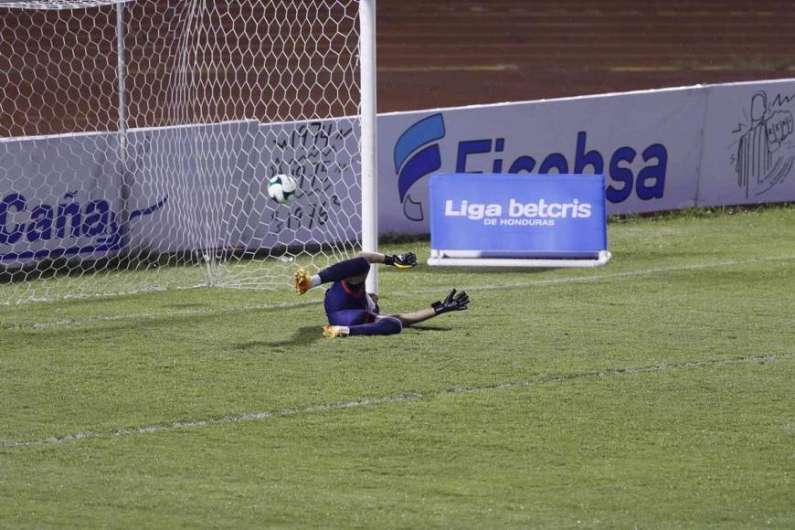 El portero de los Potros, Harold Fonseca, no pudo detener el zurdazo de Elison Rivas en el tiro libre que decretó el 2-0 del Real España.