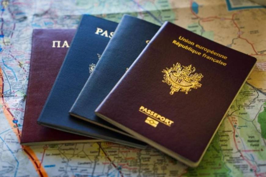 El origen de su pasaporte puede facilitarle o complicarle su entrada a un país en el extranjero. Para comparar el 'poder' que tiene dicho documento, la web Passport Index clasificó los pasaportes d todos los países del mundo atendiendo al número de lugares que permiten visitar sin necesidad de visa. Estos fueron los resultados: